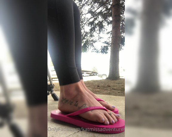 Adventuretoeskat aka missadventuretoeskat OnlyFans - Quick little flip flop tease for