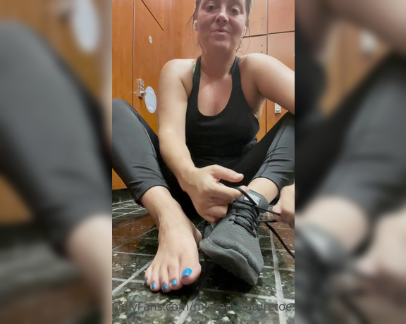 Adventuretoeskat aka missadventuretoeskat OnlyFans - Im a sweaty mess Wanna see me take my shoes off Do you think I’m wearing socks