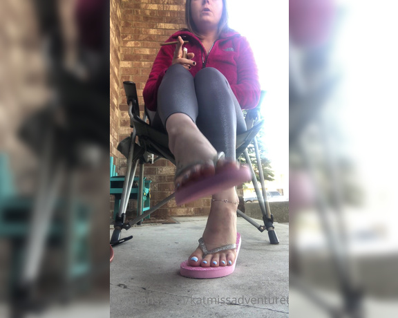 Adventuretoeskat aka missadventuretoeskat OnlyFans - I wanted to smoke outside & tease you with my flip flops Who’s warming me up now