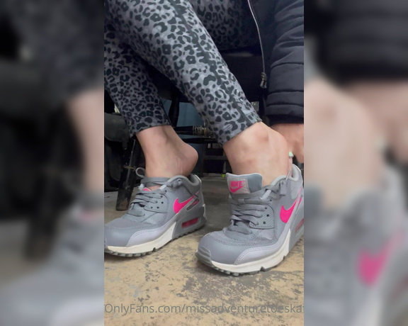 Adventuretoeskat aka missadventuretoeskat OnlyFans - Gym shoes with no socks It’s a quickie I was being sneaky