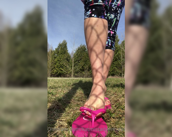 Adventuretoeskat aka missadventuretoeskat OnlyFans - A beautiful day, flip flops and my sexy little feet