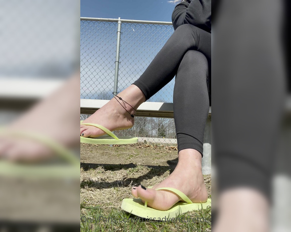 Adventuretoeskat aka missadventuretoeskat OnlyFans - At the park teasing you with my flip flops