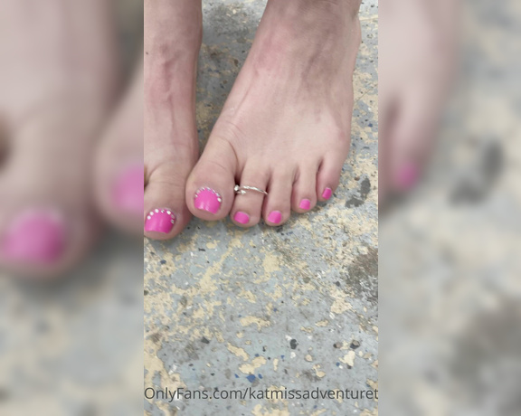 Adventuretoeskat aka missadventuretoeskat OnlyFans - Do you wanna see my pretty little feet, dirty Like, comment & tip if you want more