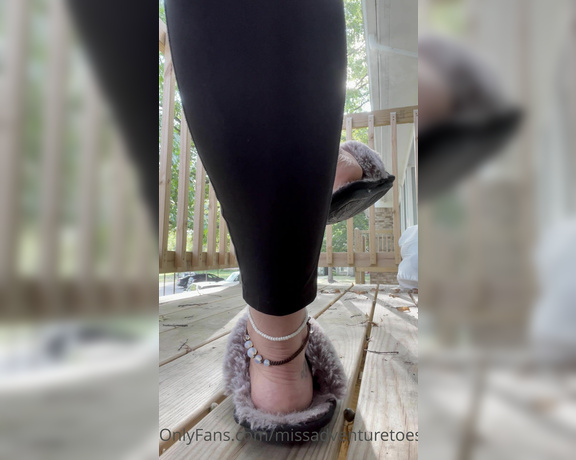 Adventuretoeskat aka missadventuretoeskat OnlyFans - If you love juicy heels up close & personal… this video is for you! Can you smell my slippers The