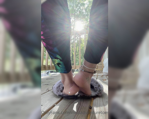 Adventuretoeskat aka missadventuretoeskat OnlyFans - If you love juicy heels up close & personal… this video is for you! Can you smell my slippers The