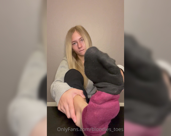 Blondies_toes aka blondies_toes OnlyFans - Sock removal joi enjoy