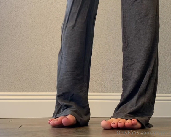 Brooke Jones aka myposedtoesvip OnlyFans - Toes, soles and long sweat pants Want to come enjoy them peaking out at you