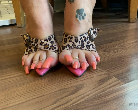 Tatianasnaughtytoes aka tatianasnaughtytoes OnlyFans - NEW 2021May3 Some toe spillage for you guys! Happy Monday!!