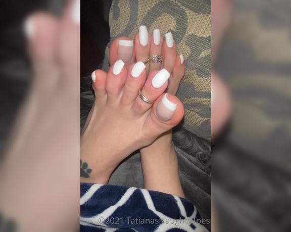 Tatianasnaughtytoes aka tatianasnaughtytoes OnlyFans - NEW 2022January12 Still with a current color, laying on the couch and I thought of you guys