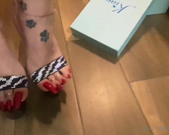 Tatianasnaughtytoes aka tatianasnaughtytoes OnlyFans - Still love my Kiaras, even though are not that easy to walk on streets with them