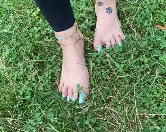 Tatianasnaughtytoes aka tatianasnaughtytoes OnlyFans - Going for a run in the mornings is becoming challenging do you see how my big toenails curled in!