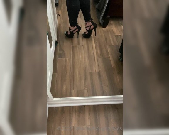 Tatianasnaughtytoes aka tatianasnaughtytoes OnlyFans - New shoes Now I’m ready to go out dancing who’s with