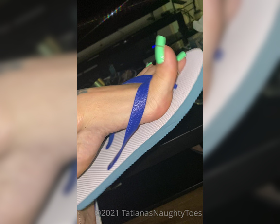 Tatianasnaughtytoes aka tatianasnaughtytoes OnlyFans - NEW 2021August31 Neon Green and Flip Flops Took this video the day I had painted my toenails )