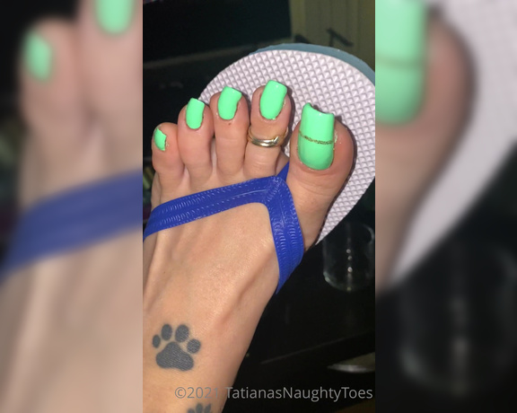 Tatianasnaughtytoes aka tatianasnaughtytoes OnlyFans - NEW 2021August31 Neon Green and Flip Flops Took this video the day I had painted my toenails )