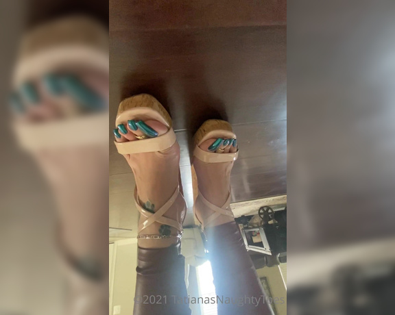 Tatianasnaughtytoes aka tatianasnaughtytoes OnlyFans - NEW 2021February21 !!! Combustealble 2 videos) Walking in my Wedge Sandals getting ready to g 2