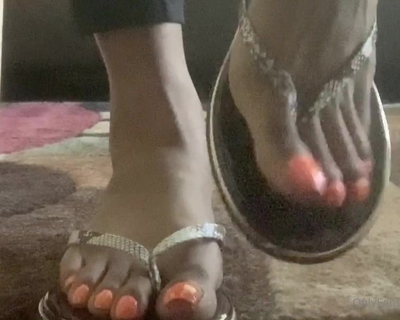 100K Toes aka toes100k OnlyFans - Which one of you want to kiss my feet while im wearing my flops