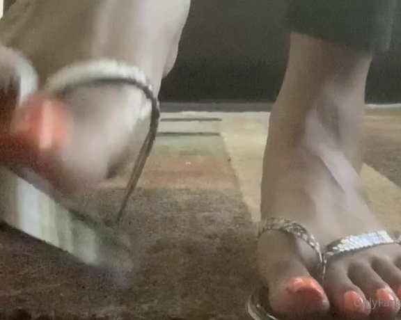 100K Toes aka toes100k OnlyFans - Which one of you want to kiss my feet while im wearing my flops