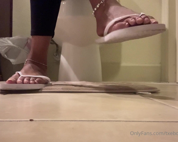 100K Toes aka toes100k OnlyFans - For my flip flop dangle lovers from the front 3