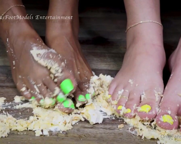 100K Toes aka toes100k OnlyFans - Cupcake smash with @yourfeetsweetie and @dallasfootmodelsent