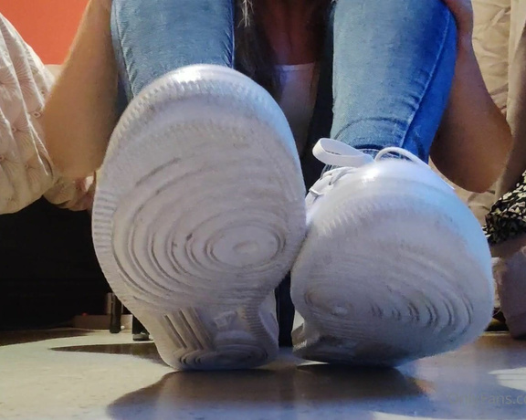 Ayellgirlfeet aka ayellgirlfeet OnlyFans - Aujourdhui, je retire mes baskets pour toi Today, I take off my sneakers for you 1