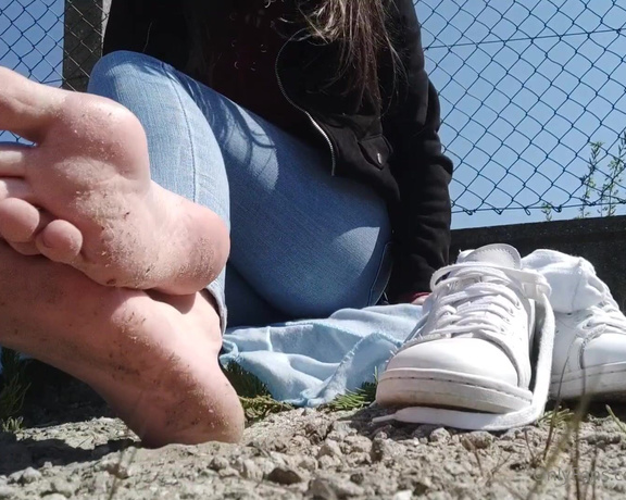 Ayellgirlfeet aka ayellgirlfeet OnlyFans - Hello, voil une jolie vido dans la nature rien que pour vous Here is a nice video in nature