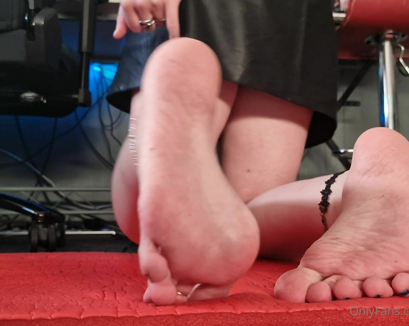 Ayellgirlfeet aka ayellgirlfeet OnlyFans - Je te montre mes pieds et je guide ton orgasme Joi instruction 1