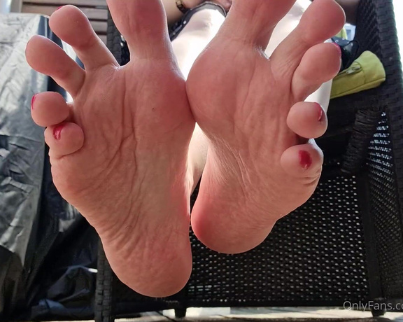 Ayellgirlfeet aka ayellgirlfeet OnlyFans - Imagine mes pieds tout mouills contre toi Imagine my wet feet on you 1