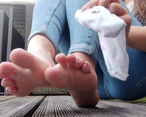 Ayellgirlfeet aka ayellgirlfeet OnlyFans - Tu viens retirer mes chaussettes avec moi 1