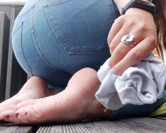 Ayellgirlfeet aka ayellgirlfeet OnlyFans - Tu viens retirer mes chaussettes avec moi 1