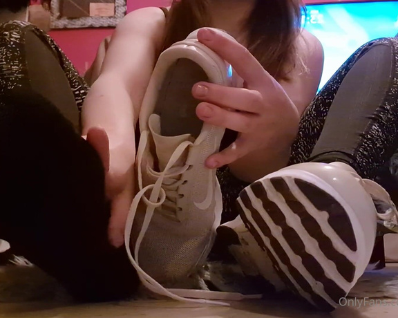 Ayellgirlfeet aka ayellgirlfeet OnlyFans - Mes pieds transpirent aprs le sport et je finis par guider ton orgasme My feet after training 1