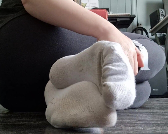 Ayellgirlfeet aka ayellgirlfeet OnlyFans - En legging et chaussettes Legging and socks 1