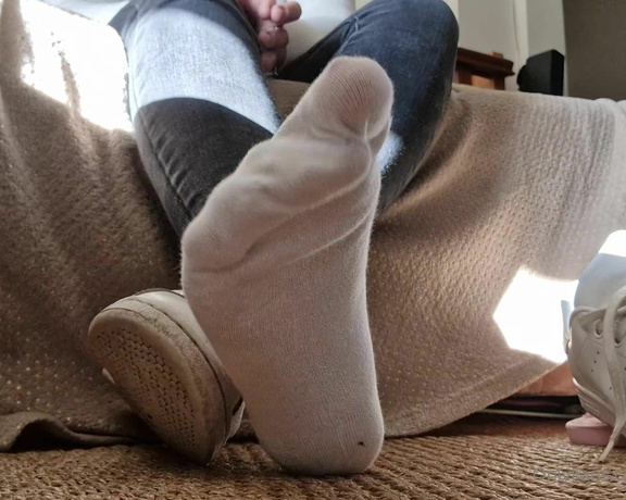 Ayellgirlfeet aka ayellgirlfeet OnlyFans - Retire mes baskets et mes petites chaussettes puis occupe toi de mes pieds comme il se doit