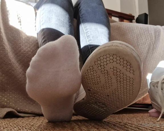 Ayellgirlfeet aka ayellgirlfeet OnlyFans - Retire mes baskets et mes petites chaussettes puis occupe toi de mes pieds comme il se doit