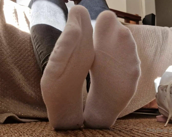 Ayellgirlfeet aka ayellgirlfeet OnlyFans - Retire mes baskets et mes petites chaussettes puis occupe toi de mes pieds comme il se doit