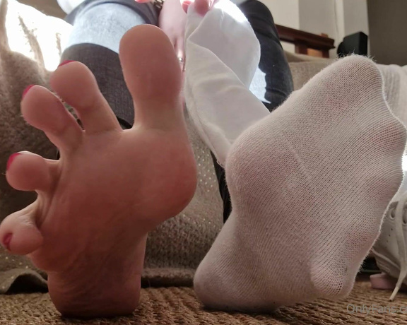 Ayellgirlfeet aka ayellgirlfeet OnlyFans - Retire mes baskets et mes petites chaussettes puis occupe toi de mes pieds comme il se doit