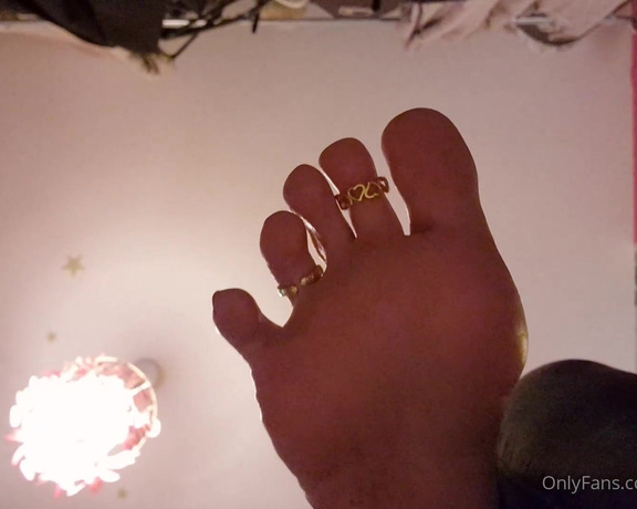 Ayellgirlfeet aka ayellgirlfeet OnlyFans - Imagines toi tout petit en dessous de ta desse gante Imagine yourself like a tiny boy under yo 1