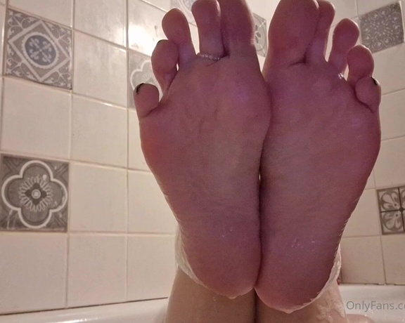 Ayellgirlfeet aka ayellgirlfeet OnlyFans - Viens toccuper de mes pieds dans le bain Come on to take care of my feet in the bath 1