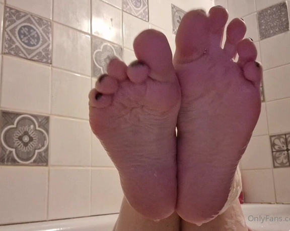 Ayellgirlfeet aka ayellgirlfeet OnlyFans - Viens toccuper de mes pieds dans le bain Come on to take care of my feet in the bath 1