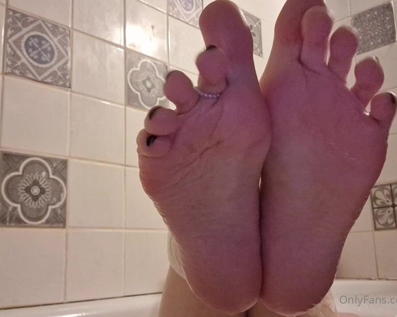 Ayellgirlfeet aka ayellgirlfeet OnlyFans - Viens toccuper de mes pieds dans le bain Come on to take care of my feet in the bath 1