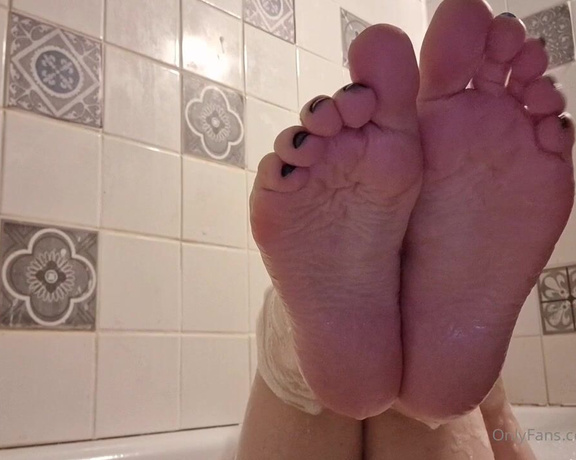 Ayellgirlfeet aka ayellgirlfeet OnlyFans - Viens toccuper de mes pieds dans le bain Come on to take care of my feet in the bath 1