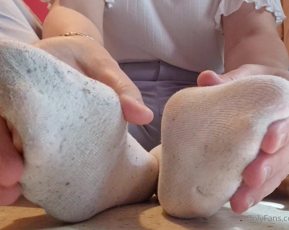 Ayellgirlfeet aka ayellgirlfeet OnlyFans - Je retire mes petites chaussettes et te les fait sentir I take off my socks and you smell them 1