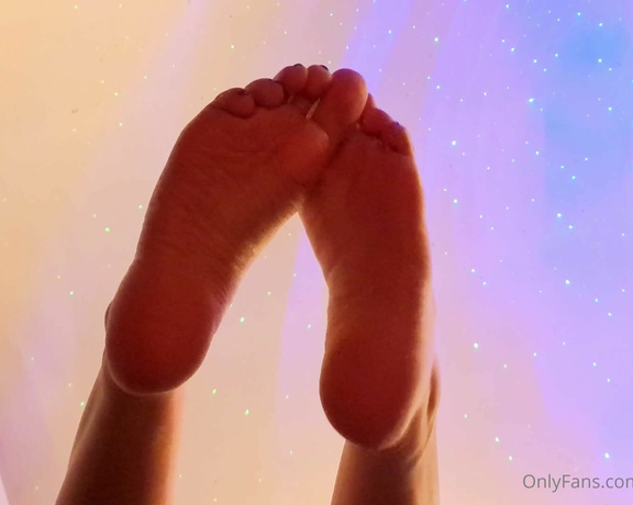 Ayellgirlfeet aka ayellgirlfeet OnlyFans - Imagine bien mes jolis pieds au dessus de ton visage Imagine yourself under them 1