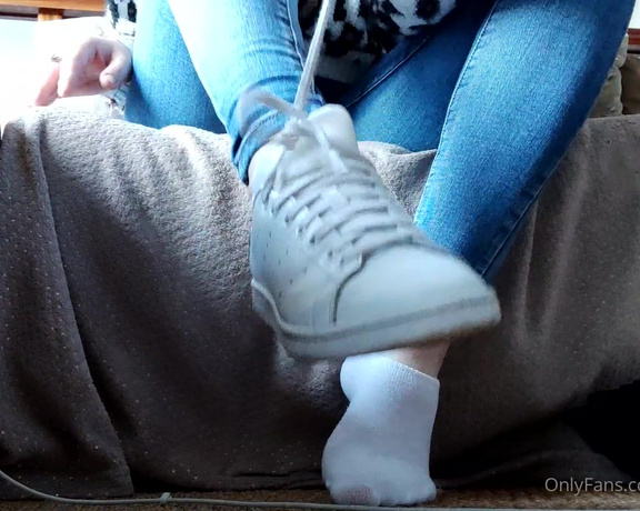 Ayellgirlfeet aka ayellgirlfeet OnlyFans - Je reviens dune belle marche , je retire mes baskets et chaussettes puis te les fait sentir en fi 1