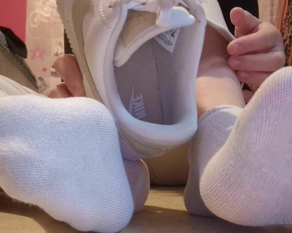 Ayellgirlfeet aka ayellgirlfeet OnlyFans - Je retire mes chaussures et chaussettes aprs une longue journe I take off my sneakers and my 1