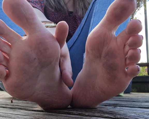 Ayellgirlfeet aka ayellgirlfeet OnlyFans - Nettoie bien mes pieds sales Lick my dirty feet 1