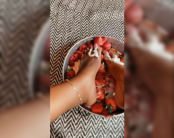 Goddess Smokey aka goddesssmokeyyy OnlyFans - Toe wiggling fresh strawberries 1