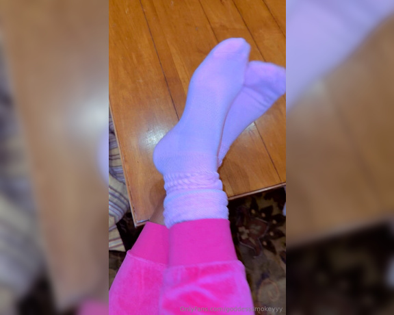 Goddess Smokey aka goddesssmokeyyy OnlyFans - Sock on or off