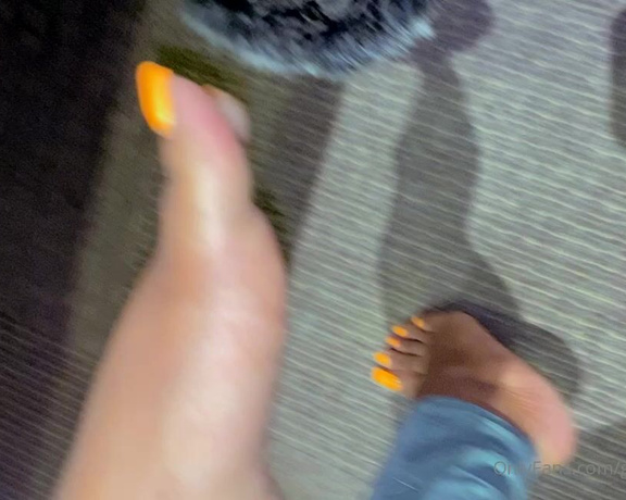 Goddess Smokey aka goddesssmokeyyy OnlyFans - Typing with my feet