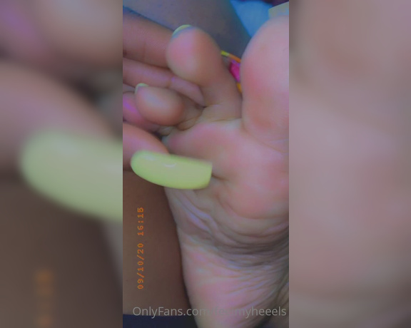 Goddess Smokey aka goddesssmokeyyy OnlyFans - Be a good boy and suck these toes