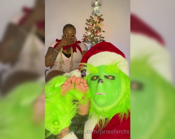 Janeofarchs aka janeofarchs OnlyFans - THE GRINCH SNEAKS INTO MY HOUSE ON CHRISTMAS EVE AND STOLE ALOT OF THINGS FROM ME! FIRST THING